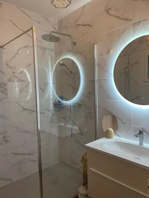 Salle de bains dans l'établissement Maison de ville avec jardin