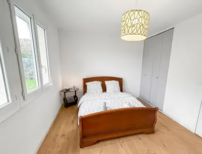 Un ou plusieurs lits dans un hébergement de l'établissement Maison lumineuse, jardin et Wi-Fi gratuit