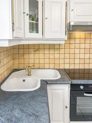 Cuisine ou kitchenette dans l'établissement Maison lumineuse, jardin et Wi-Fi gratuit