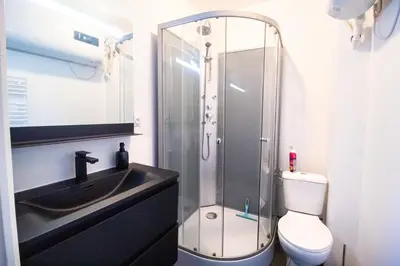 Salle de bains dans l'établissement Studios Saint Jacques, Châtellerault