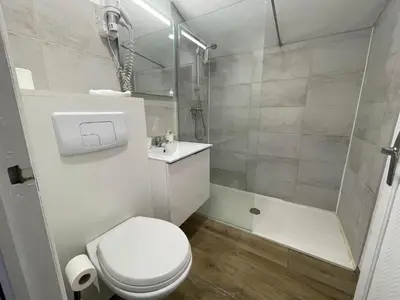 Salle de bains dans l'établissement Chambre d'Hôtel Les Trois Lys