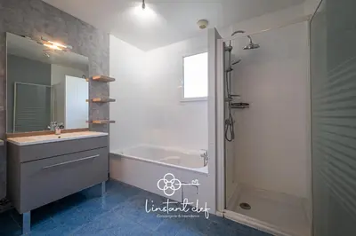 Salle de bains dans l'établissement Cœur de Sarthe - Maison 20pers - Balnéo - BBQ