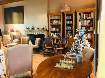 Coin salon dans l'établissement Le Grand Presbytère de Beaulieu