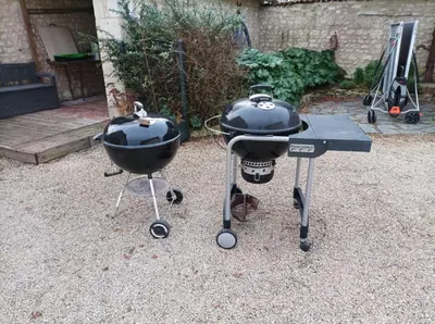 Barbecue disponible mis à disposition des clients de la maison de vacances