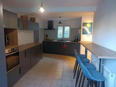 Cuisine ou kitchenette dans l'établissement maison face au château