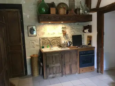 Cuisine ou kitchenette dans l'établissement Maison confortable à Bréhémont avec jardin paisible