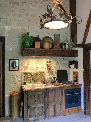 Cuisine ou kitchenette dans l'établissement Maison confortable à Bréhémont avec jardin paisible