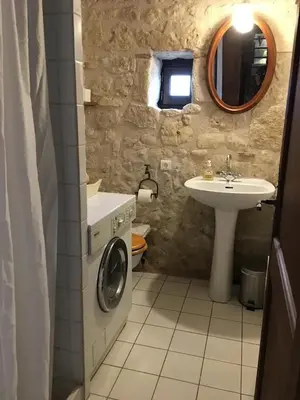 Salle de bains dans l'établissement Maison confortable à Bréhémont avec jardin paisible