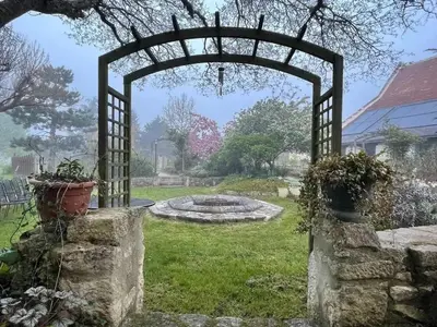 Jardin de l'établissement Maison confortable à Bréhémont avec jardin paisible
