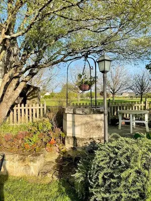 Jardin de l'établissement Maison confortable à Bréhémont avec jardin paisible