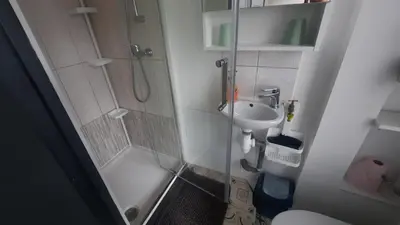 Salle de bains dans l'établissement STUDIO avec Terrasse et Parking, proche Tours