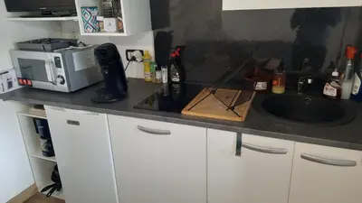 Cuisine ou kitchenette dans l'établissement STUDIO avec Terrasse et Parking, proche Tours