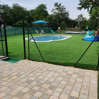 Piscine de l'établissement Tipi Cheyenne des monteaux ou située à proximité
