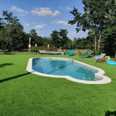 Piscine de l'établissement Tipi Dakota des monteaux ou située à proximité