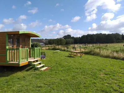 Jardin de l'établissement Séjour pittoresque en roulotte équipée - FR-1-410-455