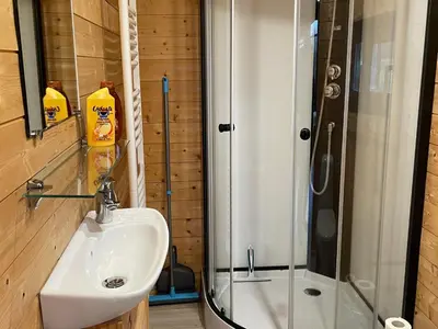 Salle de bains dans l'établissement Séjour pittoresque en roulotte équipée - FR-1-410-455