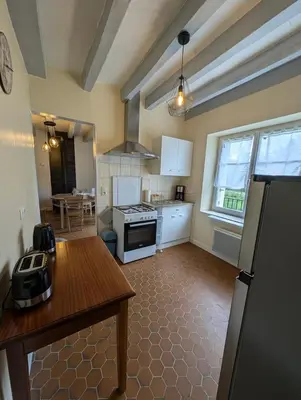 Cuisine ou kitchenette dans l'établissement La source