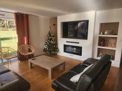 Télévision ou salle de divertissement dans l'établissement Villa Bugatti - Proximité 24h du Mans