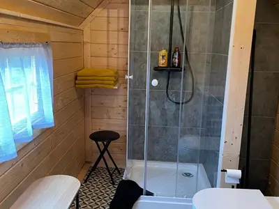 Salle de bains dans l'établissement Kota finlandais avec bain nordique privatif et ferme pédagogique - FR-1-410-457