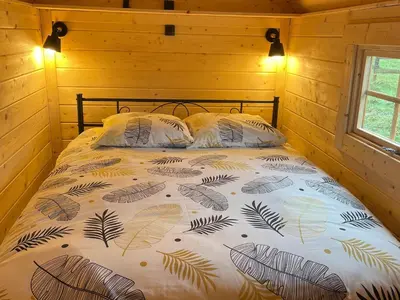 Un ou plusieurs lits dans un hébergement de l'établissement Kota finlandais avec bain nordique privatif et ferme pédagogique - FR-1-410-457
