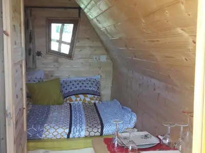 Coin salon dans l'établissement Cabane avec jacuzzi privatif et accès à ferme pédagogique - FR-1-410-459
