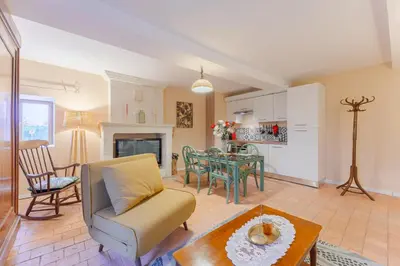 Coin salon dans l'établissement Gite de la ferme du château 1 - Appt climatisé