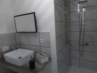 Salle de bains dans l'établissement Studio avec jardin