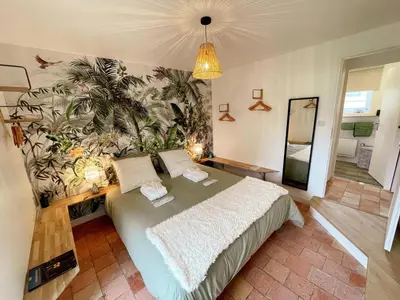Un ou plusieurs lits dans un hébergement de l'établissement Gîte de charme avec piscine chauffée, clim et WiFi en Loire - FR-1-381-602