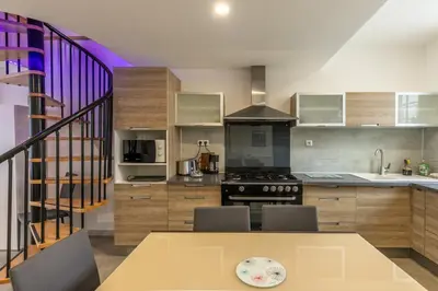 Cuisine ou kitchenette dans l'établissement La maison du centre