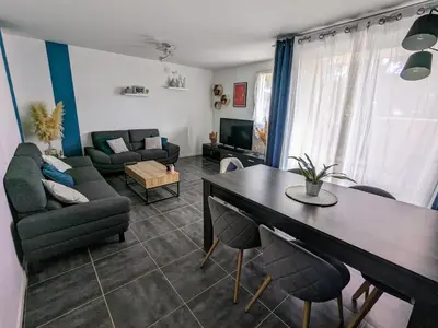 Coin salon dans l'établissement Appartement idéal circuit des 24h du Mans
