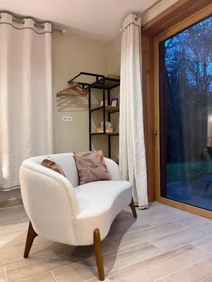 Coin salon dans l'établissement Le Chalet du Gîte de la Besnardière