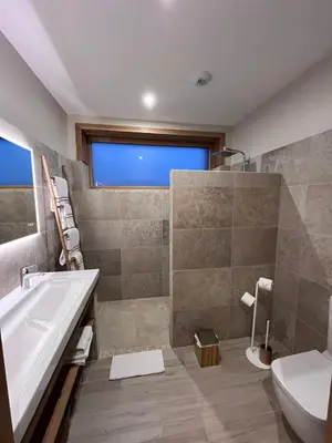Salle de bains dans l'établissement Le Chalet du Gîte de la Besnardière