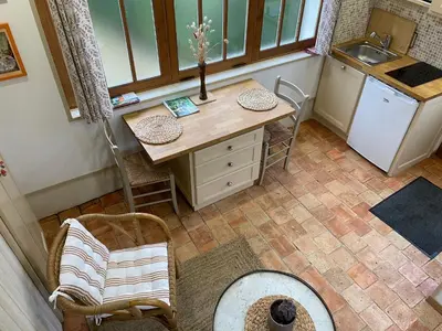 Cuisine ou kitchenette dans l'établissement Gîte rénové au bord de la Sarthe, calme et parking privé - FR-1-410-460