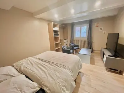 Télévision ou salle de divertissement dans l'établissement Studio avec cuisine, salle de bain et garage privé proximité 24h
