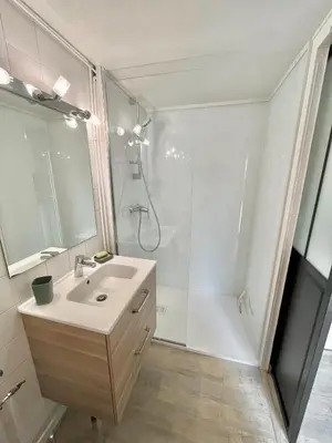 Salle de bains dans l'établissement Studio avec cuisine, salle de bain et garage privé proximité 24h