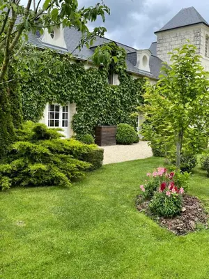 Jardin de l'établissement Manoir de famille Beausoleil
