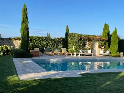 Piscine de l'établissement Manoir de famille Beausoleil ou située à proximité