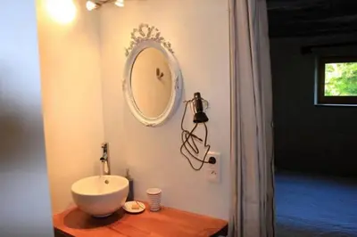 Salle de bains dans l'établissement Le Logis du Peu Girard