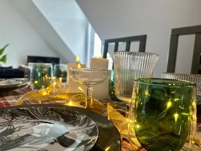 Boissons dans l'établissement Le Ronsard, vue sur forteresse