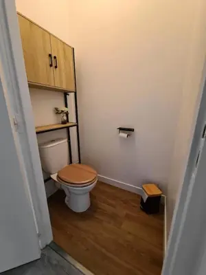 Salle de bains dans l'établissement Le Ronsard, vue sur forteresse