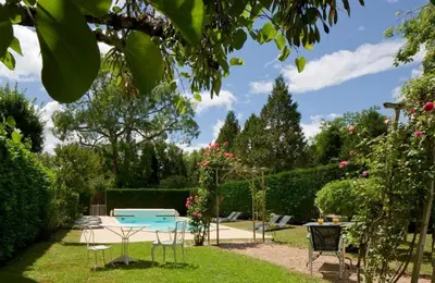 Piscine de l'établissement La Résidence RR ou située à proximité