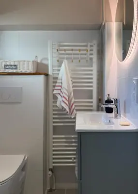 Salle de bains dans l'établissement Le gîte de la Roche