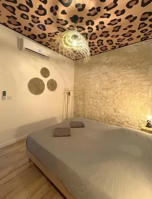 Un ou plusieurs lits dans un hébergement de l'établissement Studio Savane - 5 min du Zoo