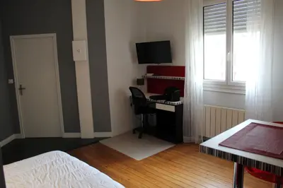 Télévision ou salle de divertissement dans l'établissement Magnifique appartement entre centre ville et gare - 5