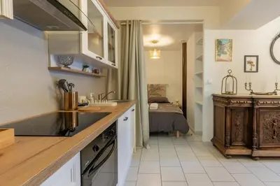Cuisine ou kitchenette dans l'établissement L'Antre des rois - place de parking