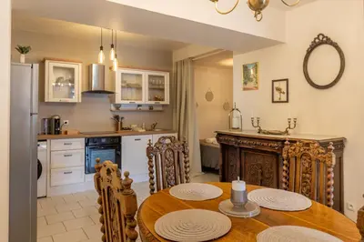 Cuisine ou kitchenette dans l'établissement L'Antre des rois - place de parking