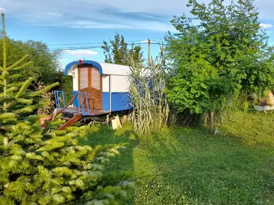 Jardin de l'établissement Le Clos des Epinettes Roulotte Bleuet
