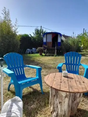 Jardin de l'établissement Le Clos des Epinettes Roulotte Bleuet