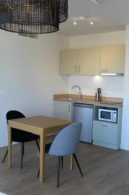 Cuisine ou kitchenette dans l'établissement Résidence Montana Le Mans