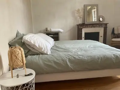 Un ou plusieurs lits dans un hébergement de l'établissement Maison chaleureuse avec grand jardin à 2h de Paris